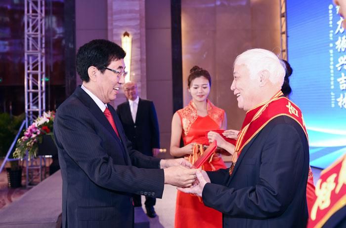 1、第二屆全球吉商大會(huì)上，省委書記巴音朝魯為獲得“吉商突出貢獻(xiàn)人物”獎(jiǎng)的曹和平董事長(zhǎng)頒獎(jiǎng).jpg